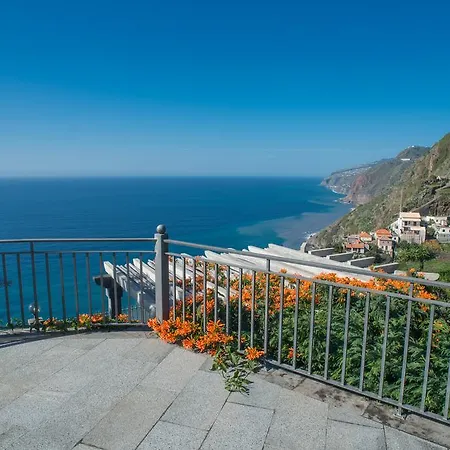 Ocean Cliff Ponta do Sol (Madeira)